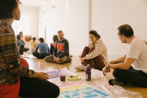 Alumnos y alumnas de la formación de máster de arteterapia gestalt en Escuela Hephaisto, siendo supervisados por Javier Melguizo.