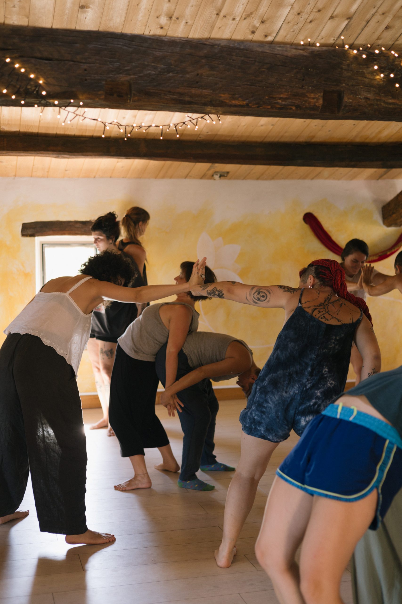 Grupos de alumnas haciendo dinámica de danza y movimiento en el residencial de arteterapia de Hephaisto