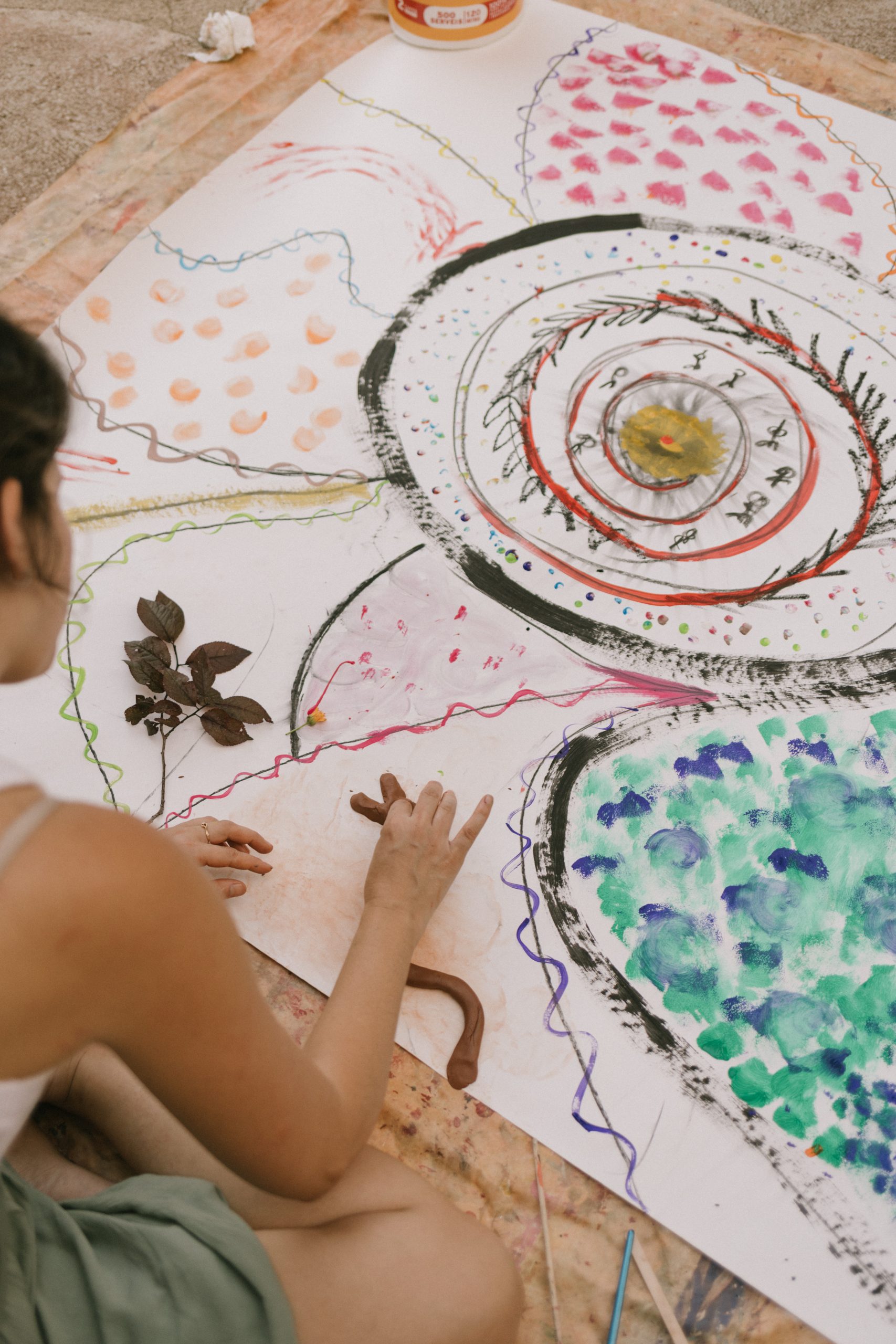 Alumna del Máster de Arteterapia Gestalt de Hephaisto, realizando una creación con pintura y elementos naturales durante un residencial.