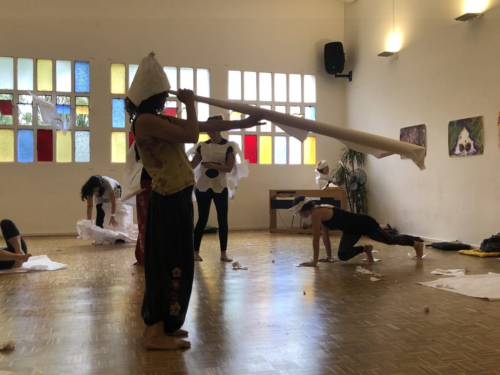 Alumnas de la formación de máster de Arteterapia jugando con papel.