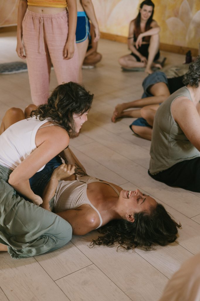 Alumnas jugando y riendo en una sesión de arteterapia.