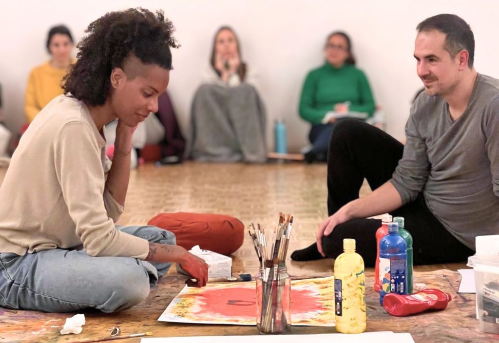 Dos alumnos del máster de arteterapia practicando el acompañamiento en terapia.