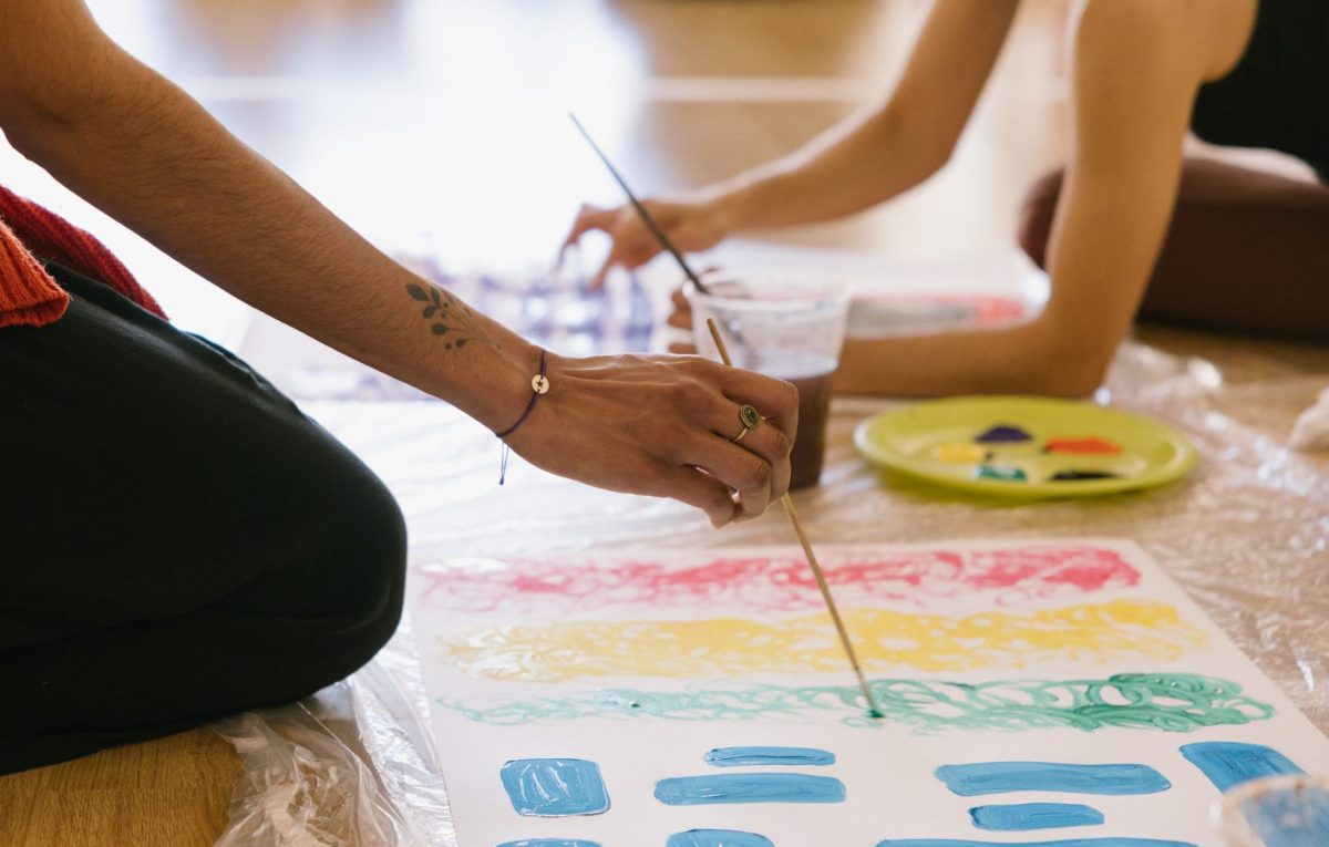 Manos de alumnas de la formación de máster en arteterapia gestalt, pintando sus polaridades.